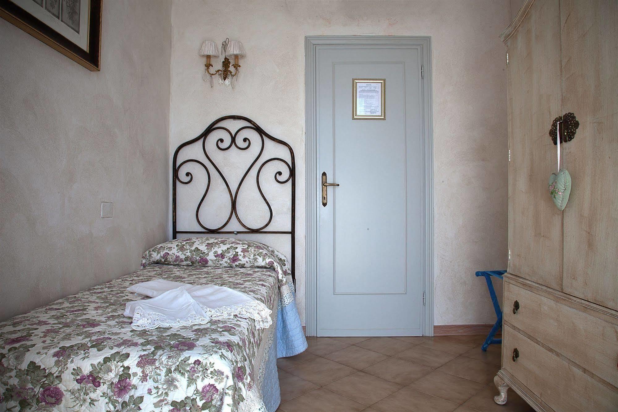Hotel La Petite Maison Виареджо Екстериор снимка