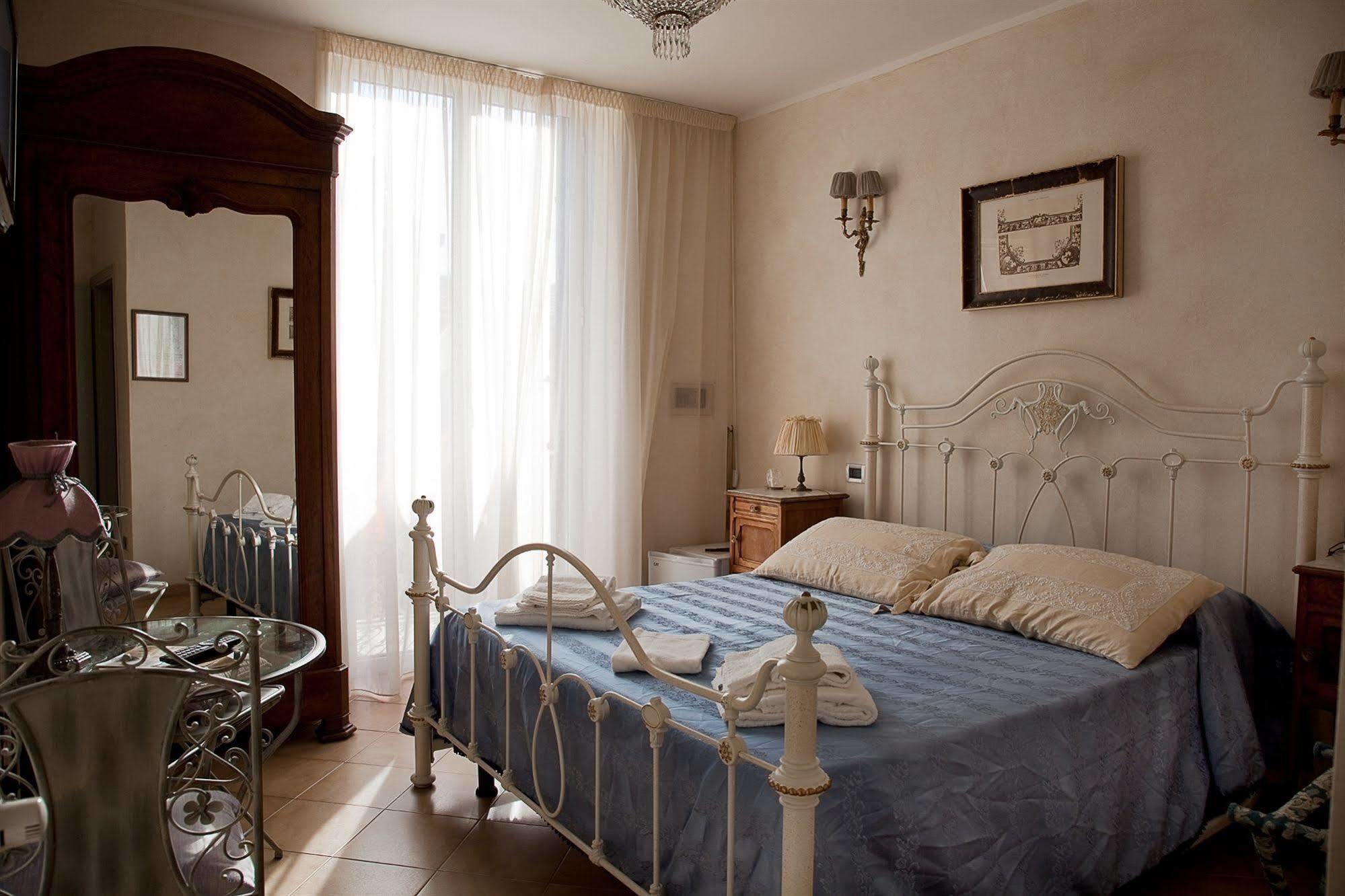 Hotel La Petite Maison Виареджо Екстериор снимка