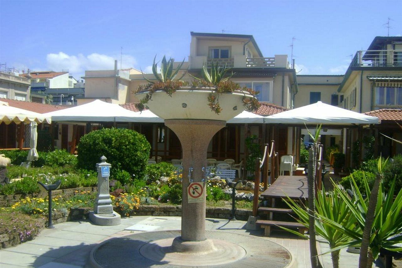 Hotel La Petite Maison Виареджо Екстериор снимка